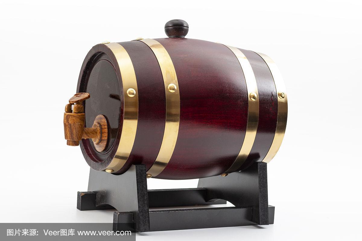 傳統的方式老化烈酒,酒精飲料釀酒廠或啤酒在draat概念與金屬帶或帶子